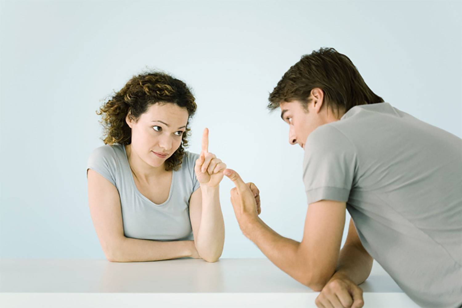 Coppia che dialoga serenamente durante una seduta di terapia di coppia